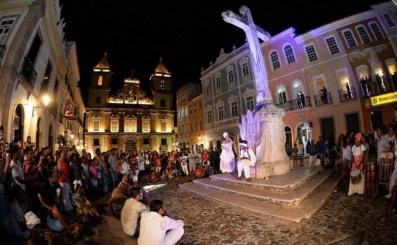 Grupo de capoeira se apresentando sob a iluminação noturna do Pelourinho
